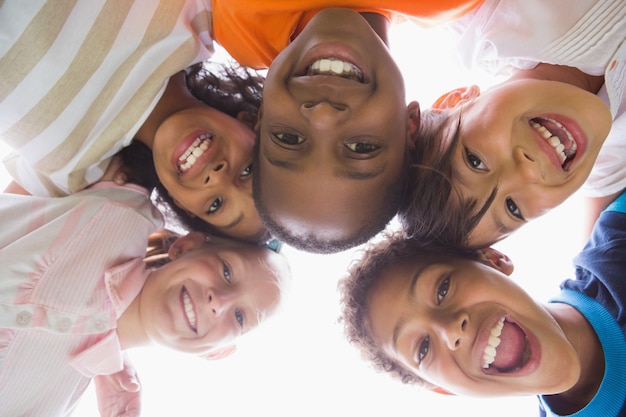 Foto alunos em pé em um círculo