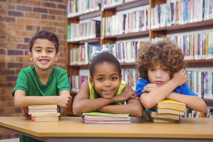 Foto alunos encostados em livros escolares