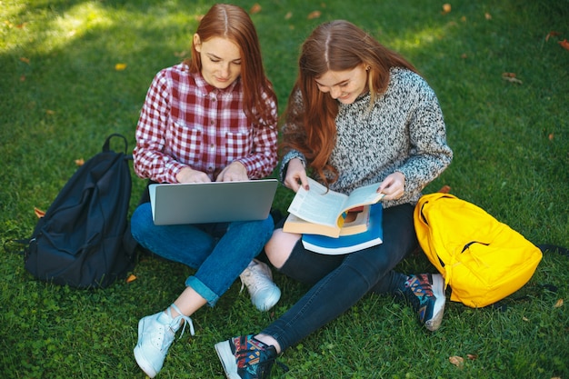 Alunos estudando ao ar livre no campus da universidade