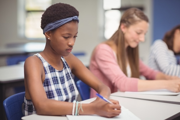 Alunos estudando em sala de aula