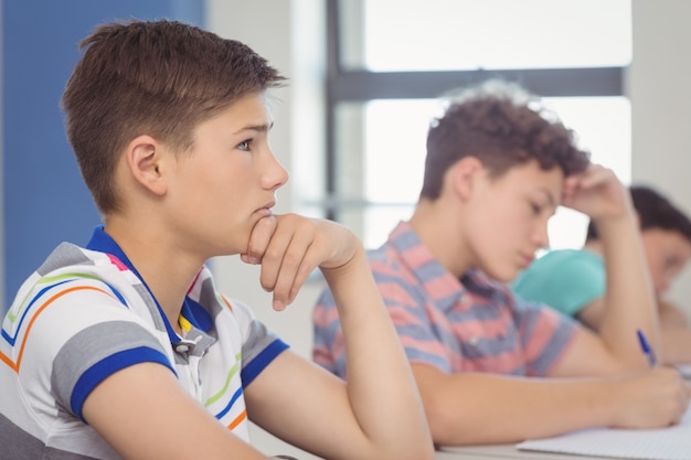 Alunos estudando em sala de aula