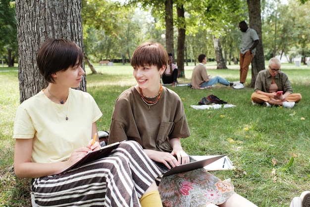 Alunos estudando juntos no parque