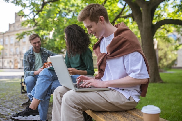 Alunos estudando no parque e parecendo envolvidos