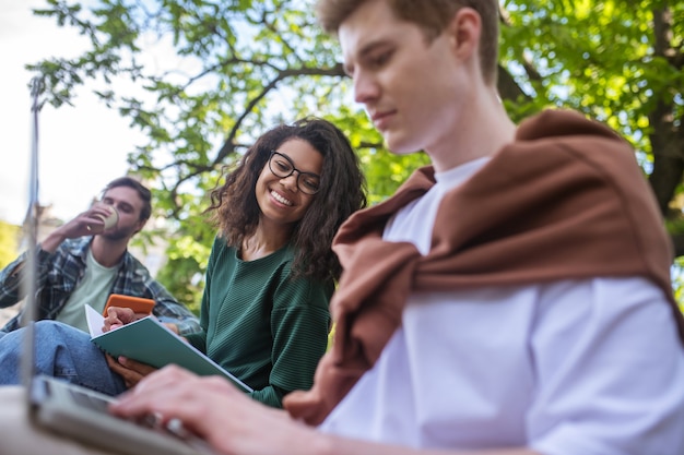 Alunos estudando no parque e parecendo envolvidos