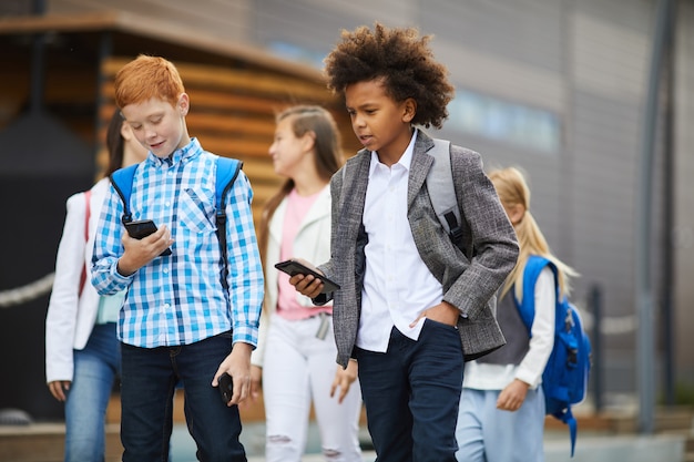 Alunos falando em telefones celulares