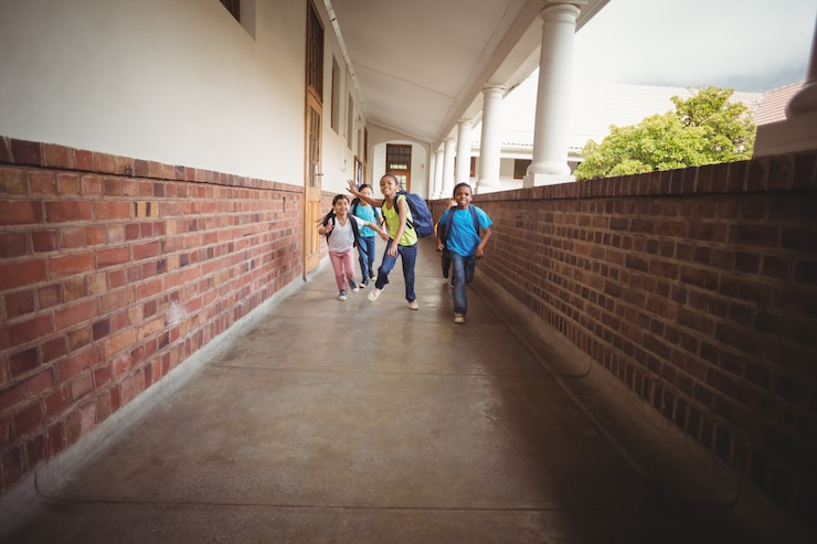 Foto alunos felizes andando no corredor