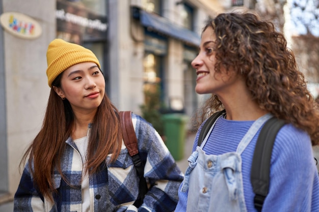 Alunos felizes conversando e rindo juntos