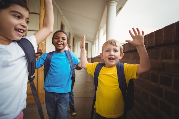 Alunos felizes saindo da sala de aula