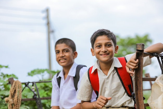 Alunos indianos fofos em um carro de boi