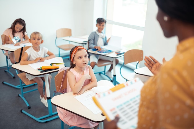 Alunos inteligentes atentos ouvindo seu professor profissional