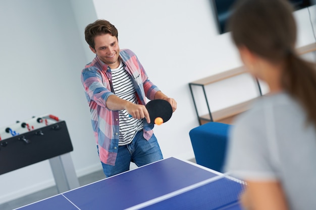 alunos jogando tênis de mesa no campus