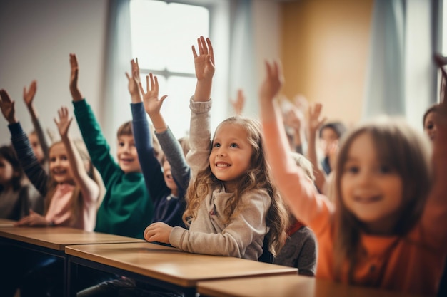 Alunos levantando as mãos na sala de aula da escola primária