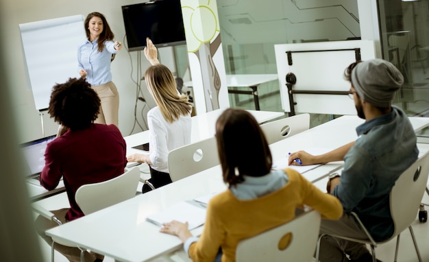 Alunos levantando as mãos para responder à pergunta durante o treinamento do workshop