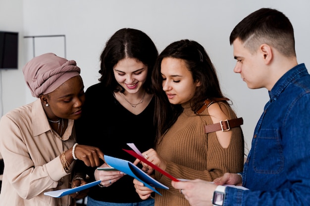 Foto alunos multiétnicos e professores estudam línguas estrangeiras juntos em sala de aula.