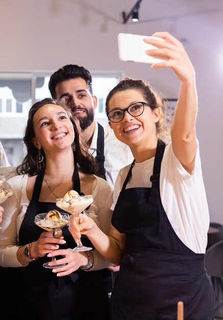 Foto alunos na aula de culinária tirando selfie depois de cozinhar amigos e conceito de mídia social