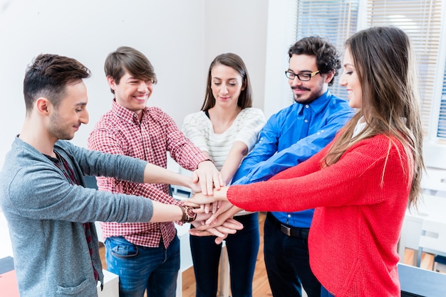 Alunos na universidade ou faculdade se unem