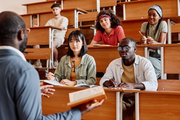 Alunos ouvindo o professor na palestra