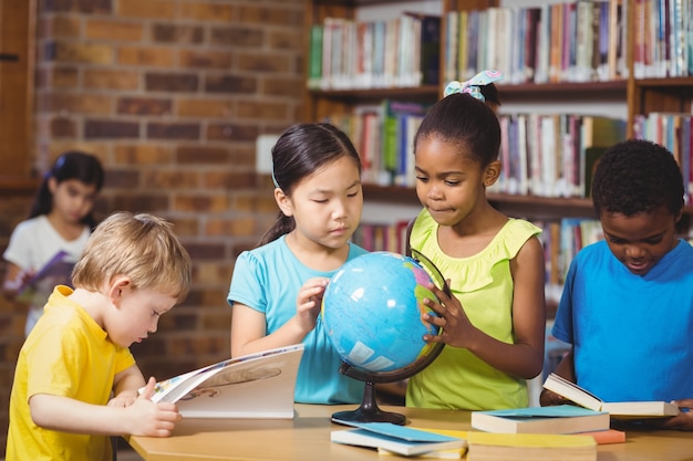 Alunos que estudam globo na biblioteca