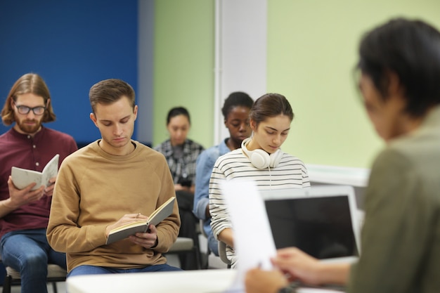 Alunos que trabalham na lição