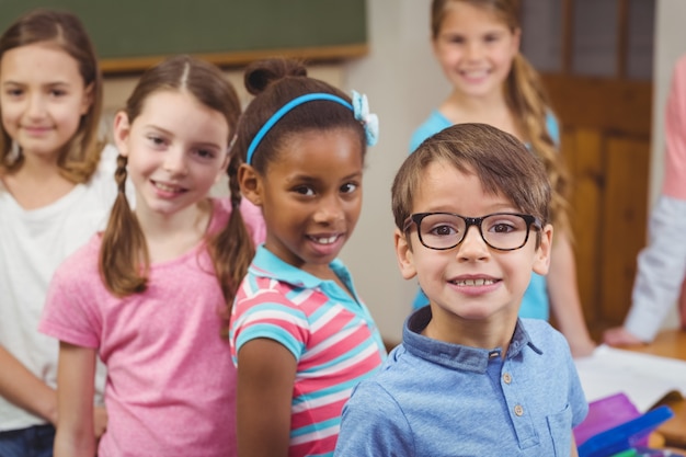 Alunos que trabalham na mesa juntos