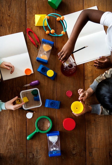 Foto alunos realizando experimento científico