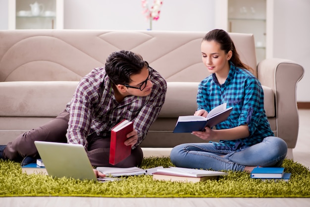 Alunos se preparando para os exames universitários