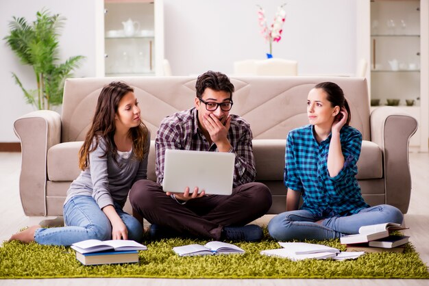 Alunos se preparando para os exames universitários