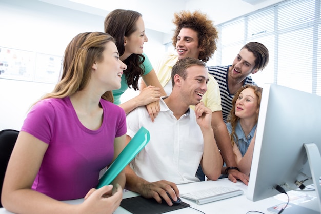 Alunos sorridentes na aula de informática