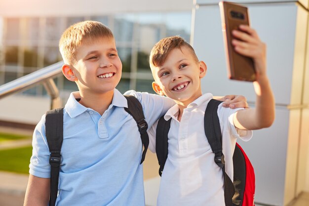 Alunos tomando selfie no pátio da escola