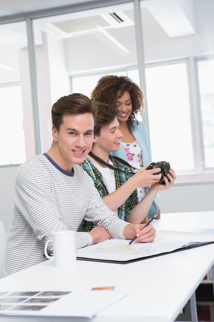 Alunos trabalhando com foto e câmera