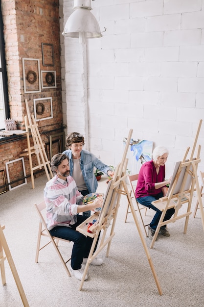 Alunos trabalhando no estúdio de arte moderna