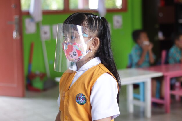 alunos usam máscaras na escola.