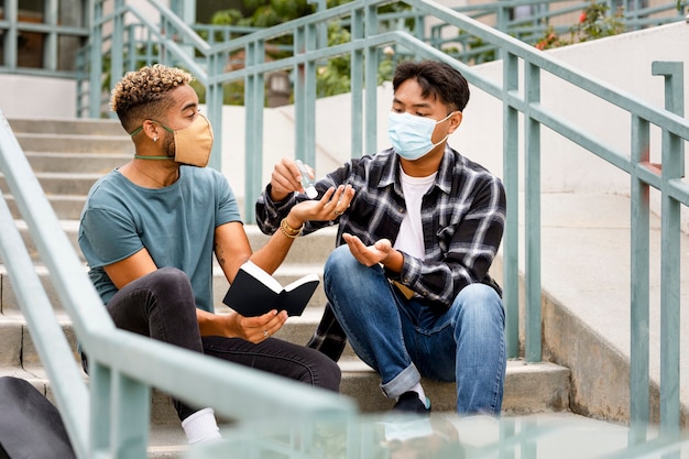 Alunos usando máscara na escola, e usando álcool gel no novo normal