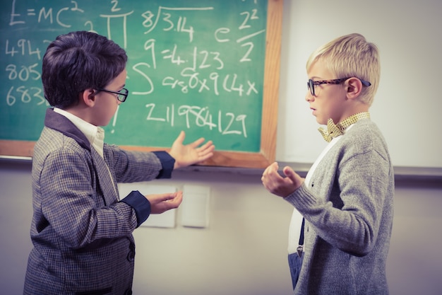 Alunos vestidos como professores discutindo em uma sala de aula