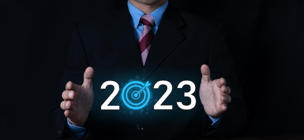 Foto alvo e conceito de objetivo homem de negócios segurando alvo no conceito do ano de 2023
