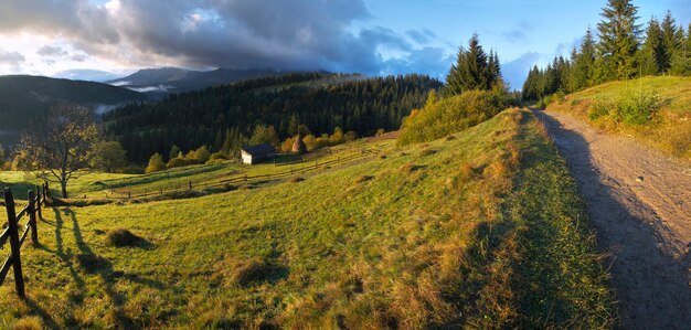 Alvorada no outono nas montanhas dos Cárpatos, na Ucrânia. Imagem de costura de cinco tiros.