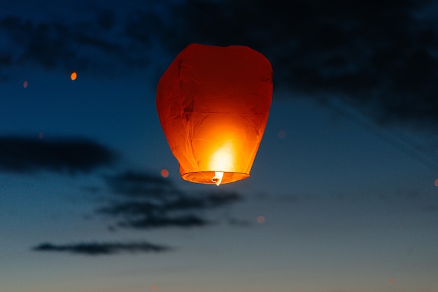 Am abend, bei sonnenuntergang, starten menschen mit ihren verwandten und freunden traditionelle laternen.