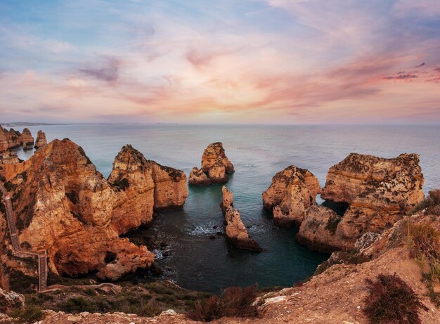 Am Abend Ponta da Piedade Landschaft entlang der Küste der Stadt Lagos Algarve Portugal