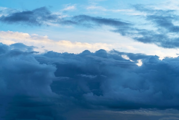 Foto am abend vor sonnenuntergang ziehen wolken am himmel auf