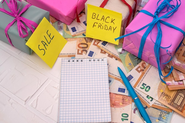 Am Black Friday werden schöne Geschenke mit großen Rabatten in den Regalen ausgelegt. Schwarzer Freitag-Konzept