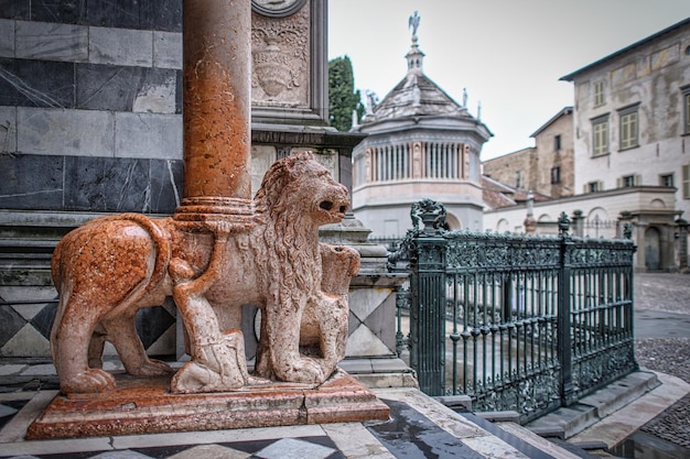 Am Eingang der Basilika Santa Maria Maggiore in Bergamo Tür aus roten Löwen