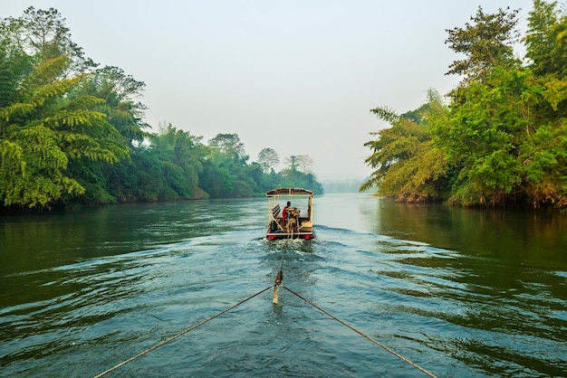Am frühen Morgen am River Kwai in Thailand mit touristischem Konzept für Holzfloßreisen im Freien