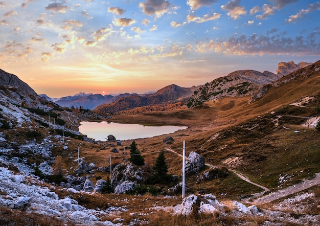 Am frühen Morgen Herbst alpine Dolomiten Bergszene Ruhiger Valparola-Pfad und Seeblick Belluno Italien