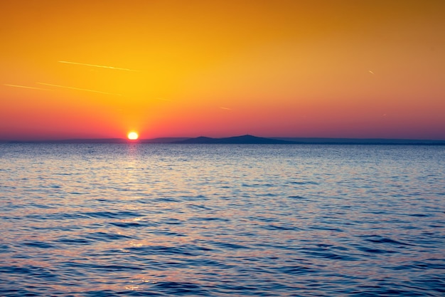 Am frühen Morgen Orange Sonnenaufgang über dem Meer Balaton Ungarn