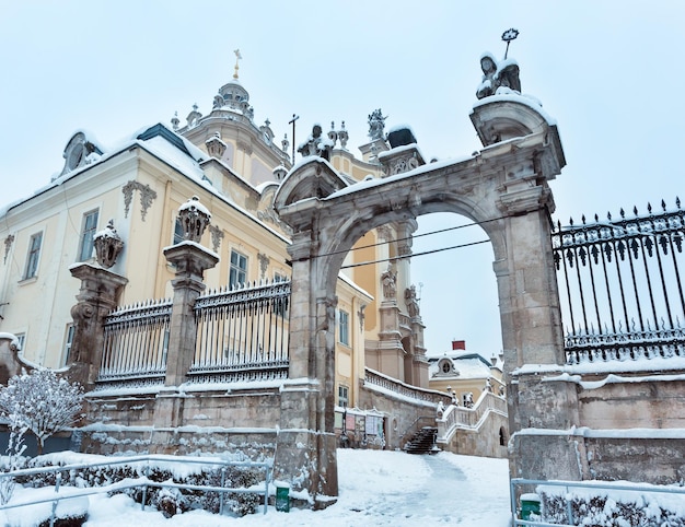 Am frühen Morgen Winter St.-Georgs-Kathedrale in Lemberg, Ukraine