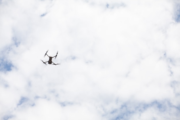 Am Himmel steht ein unbemanntes Luftfahrzeug Dron