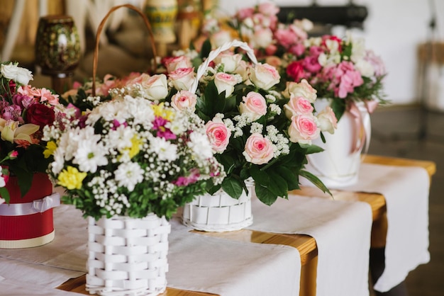 Am Hochzeitstag mit Blumen geschmückte Tische