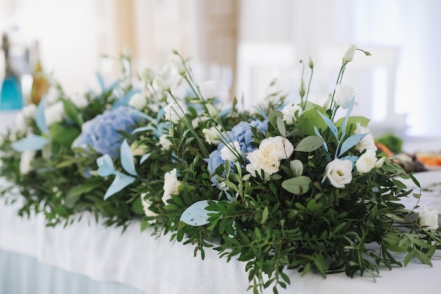 Am Hochzeitstag mit Blumen geschmückte Tische