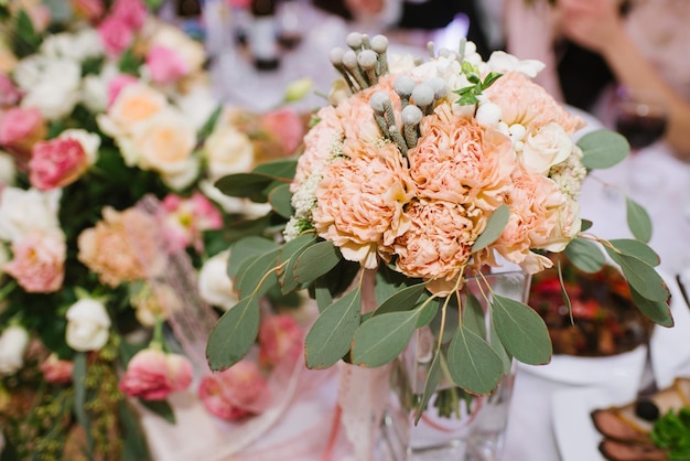 Am Hochzeitstag mit Blumen geschmückte Tische