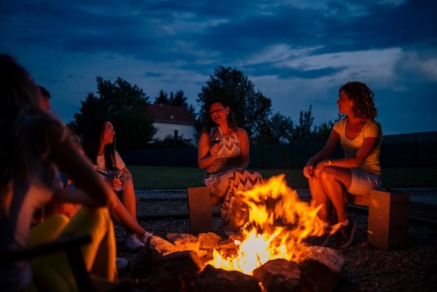 Am Lagerfeuer singen.